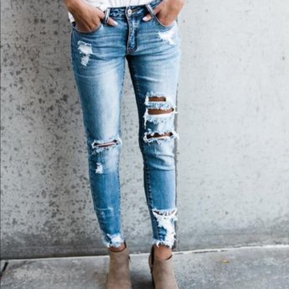 NWOT Vici Kancan distressed jeans